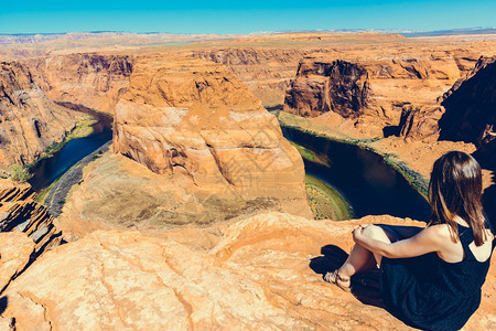 曲线美国亚利桑那州格伦峡谷科罗拉多河上的马蹄木本德全景鞋图片