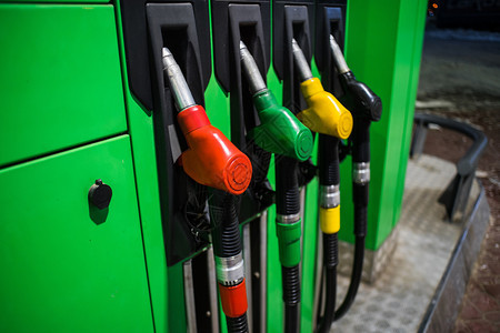 速连科绿色亮光站上不同颜色的燃料喷嘴车站图片