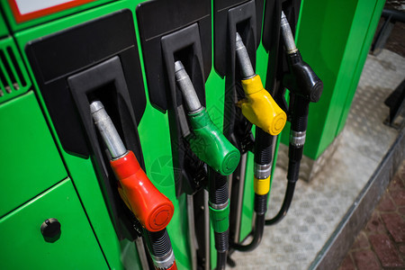 行业车绿色亮光站上不同颜色的燃料喷嘴图片