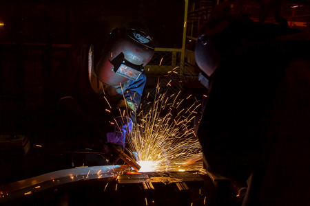 行业团队焊接器在工厂保护的男人背景图片