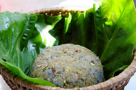 高观越南人自制的粘糊大米配有芝麻盐廉价食用在竹篮绿叶上快速早餐以白种背景和阳光为蓝菜篮子厨师越南的吃图片