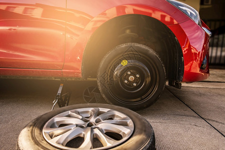 轮子红色汽车在站维修服务汽车行业橡胶轮胎车辆汽更换库维修问题运输汽车服务维修压力计驾驶图片