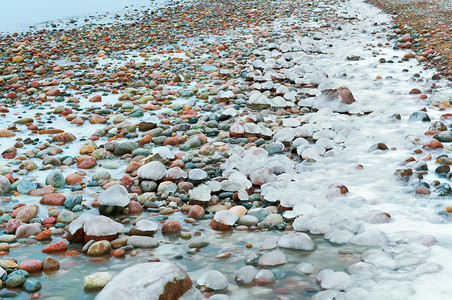 海岸冰冷的岩石上冰海和沙子上的冰岩石波罗海冰岸上冷岩石波罗的海自然景图片