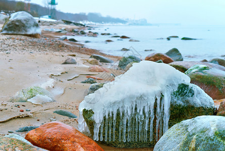 海岸线冰冷的岩石上冰海和沙子上的冰岩石波罗海冰岸上冷岩石波罗的海旅游图片