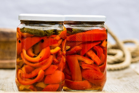 饮食自制配有咸菜红铃椒的玻璃罐子保存的食物概念罐装蔬菜以生锈成分隔离胡椒图片