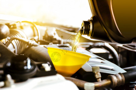 瓶子维修车库理间发动机用油加压新鲜的工作高清图片