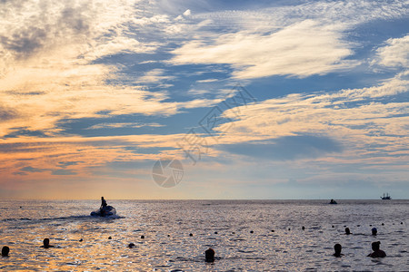 日落时船在海上启航只在海上启航希腊复制夏天背景图片