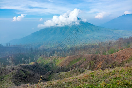 溴印度尼西亚爪哇岛清晨云在蓝天中靠近爪哇岛的火山洞穴明晨口附近跋涉荒野图片
