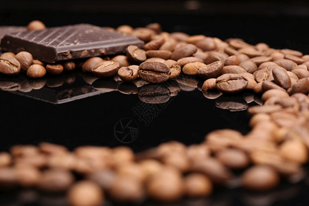 巧克力和咖啡豆图片