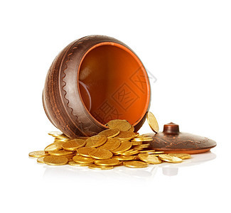 黄色的闪亮货币陶瓷锅中金硬币孤立图片