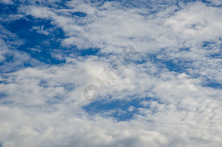 美丽的蓝色天空有云彩背景场臭氧垂直的图片