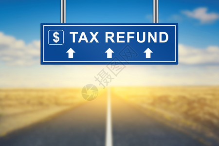内部的收益在背景模糊的蓝色道路标志上退税字词金融的图片