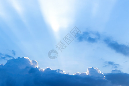 在蓝天的云彩后面太阳光芒束气候起义图片