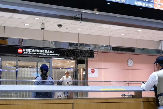 反射发光的运输2018年月7日关上离开国际抵达到港大厅机场终点口的人关上离开国际到达机场终端门的人关上来自国际到港大厅Taoyu图片