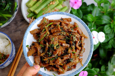 越南素食品的紧贴盘子茶叶油炸和煮饭干配有酱汁芝麻香菜简单素食晚餐抓住菜肴食物背景图片