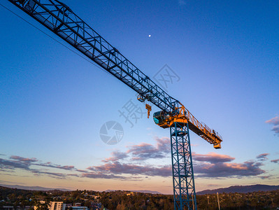 工程师在多云蓝天背景的建筑起重机塔在蓝天背景的建筑起重机塔结构体工程图片