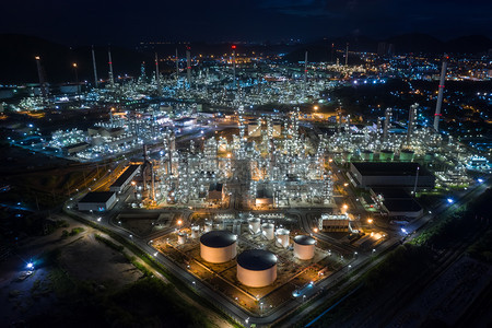 行业夜间空中观察泰国深川邦的石油与天然气生产厂工炼油品灯光工程图片