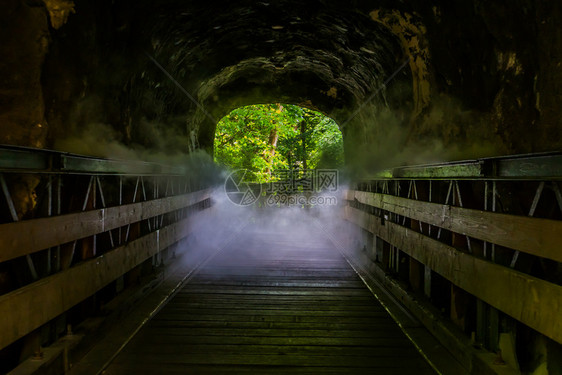 漫步着可怕的烟雾效应令人毛骨悚然的万圣堂洞穴迷雾恐怖风景多岩石的内部场景图片