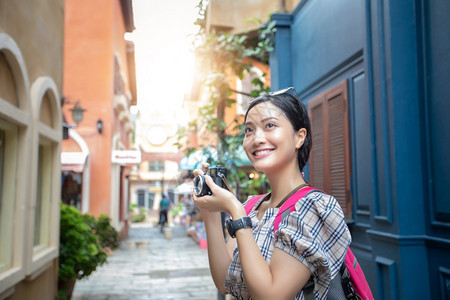 步行服用人们亚洲女背包一起走在快乐地拍着照片和自在节日概念旅行上放松时间图片