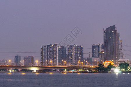 夜晚公路城市的行业曼谷Twilight城市景楼和曼谷摩天大楼的桥河背景