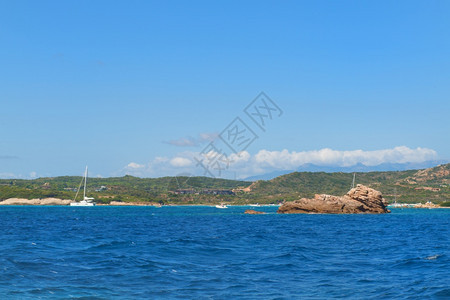 维林克法国科西嘉岛南海岸的岩层和岛屿船海景图片