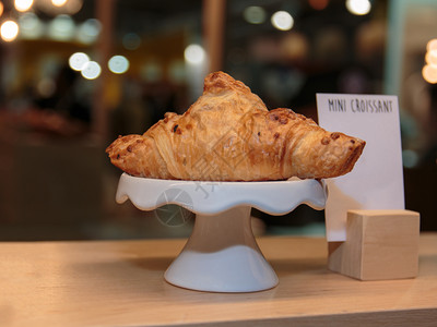 松饼馅白色小鱼上新鲜的Croissant早餐图片