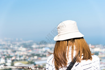 自然吸引人的夏天在海边城市风景观点中快乐和自由的情感在概念旅行度假闲暇生活方面女在山地风景观点上放松她很轻是个非常有自信的女人图片