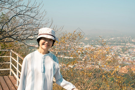 帽子在海边城市风景观点中快乐和自由的情感在概念旅行度假闲暇生活方面女在山地风景观点上放松她很轻是个非常有自信的女人户外假期图片