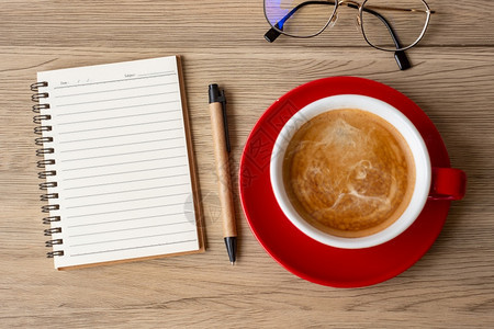 生长改进未来木板上空白笔记本和咖啡杯动机决议清单战略和计划概念图片