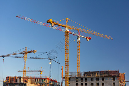 城市的建筑业景观建筑工地蓝色天空背景的大型起重机高的财产图片