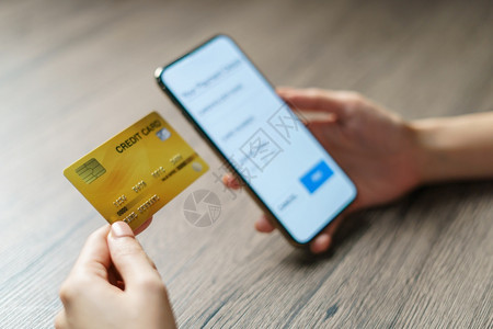 顾客命令使用智能手机和信卡进行网上购物的移动支付亲手操作小工具图片