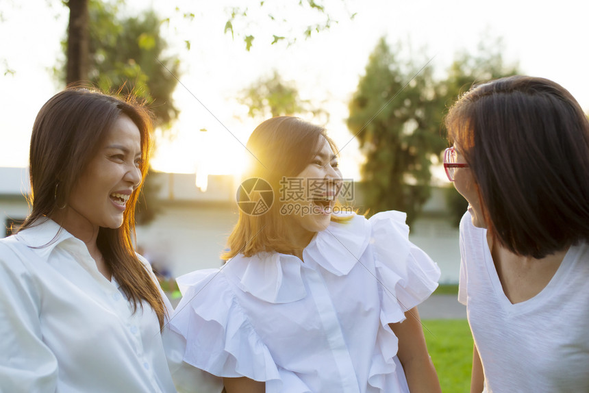 松弛亚洲人三位女在户外放松带着快乐的面容愉图片