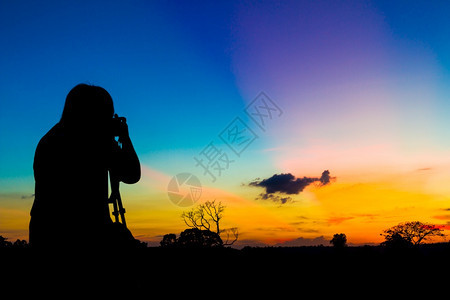 景观日落背的月光摄影师拍照片轮廓图片