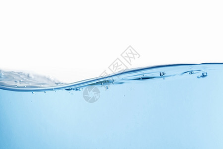 白底空气泡的蓝色水喷涌波与白色背景隔绝溅明亮的新鲜图片