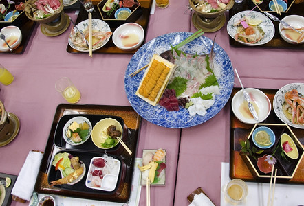 绿色烹饪吃晚饭后在传统餐厅的日式盘晚饭后在传统餐馆用日式盘图片