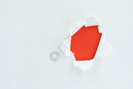 红色背景的废白纸浸入红底信息框架概念的图片