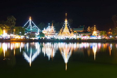 传统的泰国北部深夜灯寺靠近该地区的水库附近佛教古老的图片