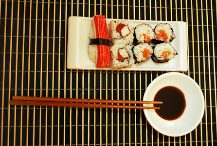 黄瓜厨房细节海食传统寿司和白盘上的卷子图片