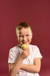 美味的快乐年轻男孩在吃冰淇淋小青年图片