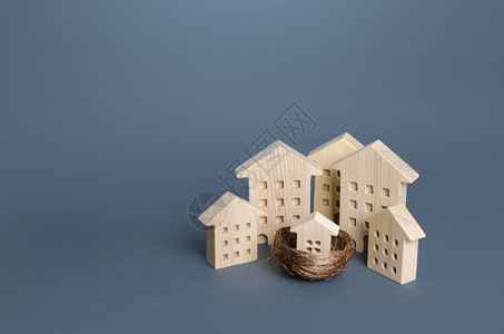 家庭住宅概念鸟巢中的住宅建筑和房屋育儿隐喻投资房地产抵押贷款为年轻家庭买房购住时的社会支持安全建筑物年轻的图片