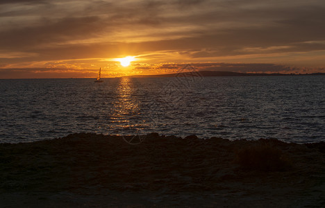 天空简单西班牙马略卡岛地中海日落时帆船的景地中日落时帆船的景洋图片