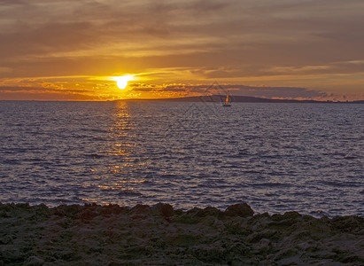 直的海岸西班牙马略卡岛地中海日落时帆船的景地中日落时帆船的景自然图片