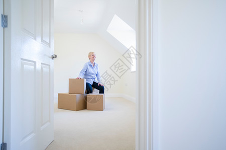 财产年长妇女在搬家当天新的箱中退休时被降级人们白种图片