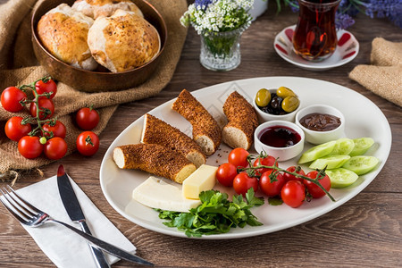 黑色的美味土耳其传统早餐桌上吃着自助大陆背景图片