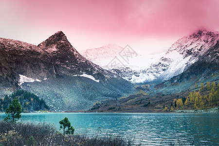 雪山下的湖水风光图片