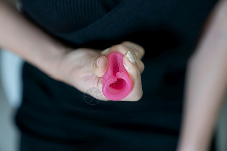 女保护友好妇手握月经杯在厕所里露出阴道选择焦点卫生概念图片