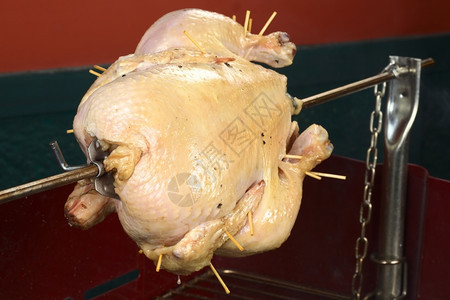 热准备整只鸡在烧烤木炭上吐口水时被烤鸡选择焦点集中到鸡的前面午餐图片
