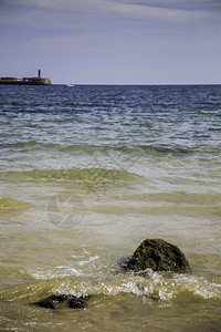 细节桑迪海滩带石头的沙滩海和暑假自然鹅卵石图片