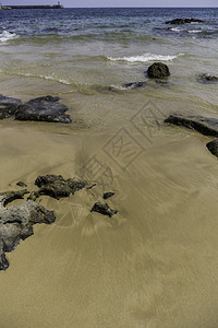 海景光滑的美丽桑迪海滩带石头的沙滩海和暑假图片