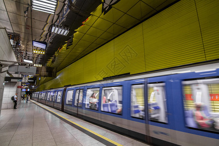 地面乘客慕尼黑UBahn内部与时尚的现代平台和站一起运行里面图片